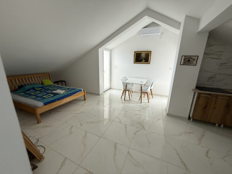 Kompletno potkrovlje u osnovi 80m2